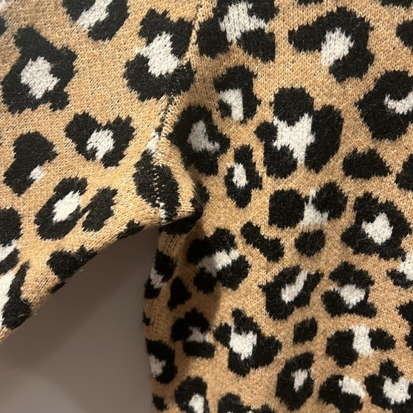 Adorable soft wool leopard Talbots sweater - Picture 3 of 6